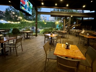 You know what says fine dining? An empty sports bar