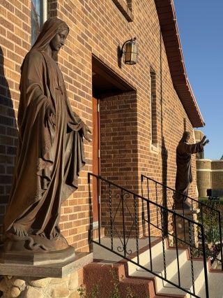 Statuary in great light